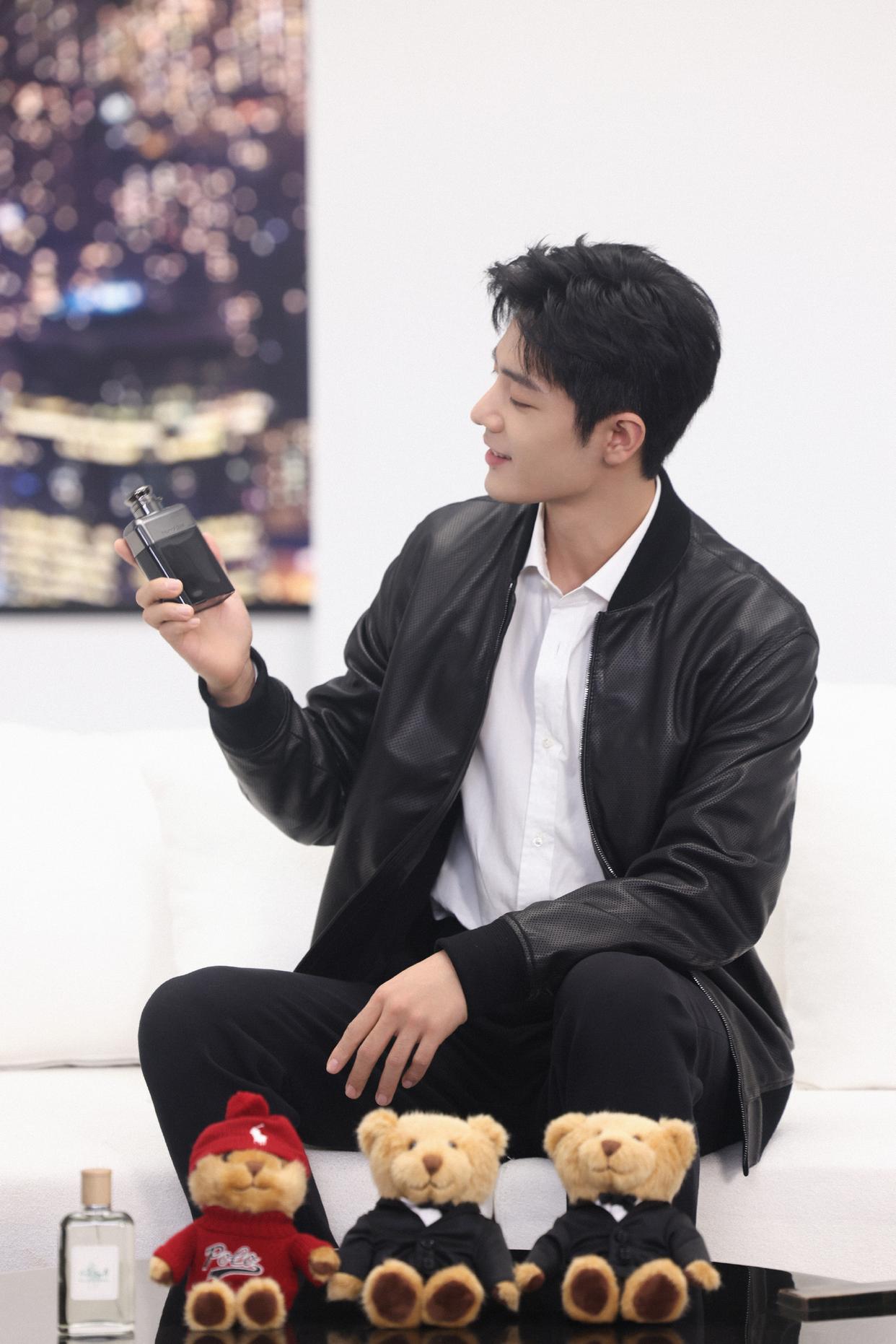 提前一个月的“新年快乐”，肖战参加拉夫劳伦直播，透露选香守则