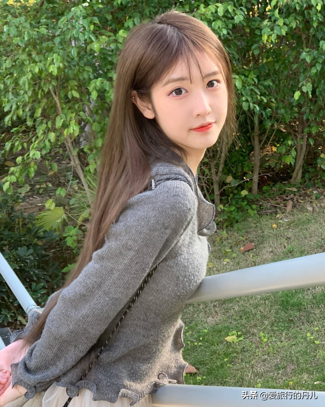 搭配吊带针织衫的半身裙瘦女生,胖妹妹白色毛衣搭配黑色半身裙