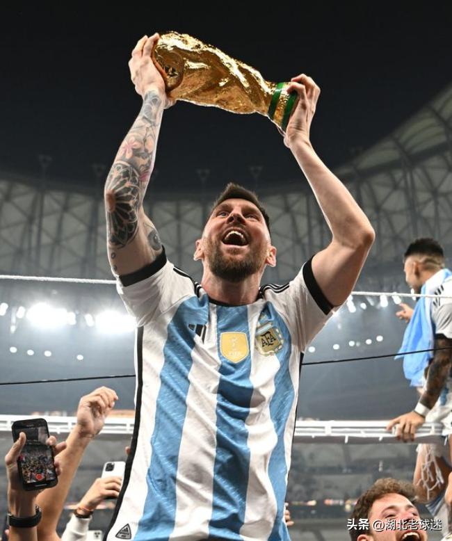 阿根廷球迷上街庆祝夺冠梅西图片,球迷把梅西晒球衣纹身上