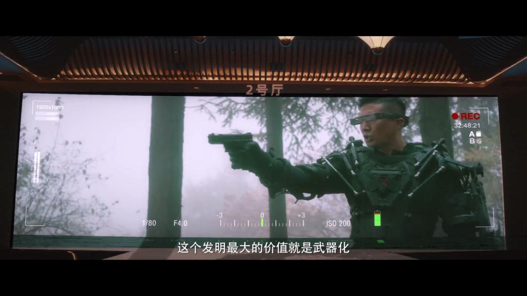 大长腿晶女郎+“过气”动作明星，这组合想不烂都难