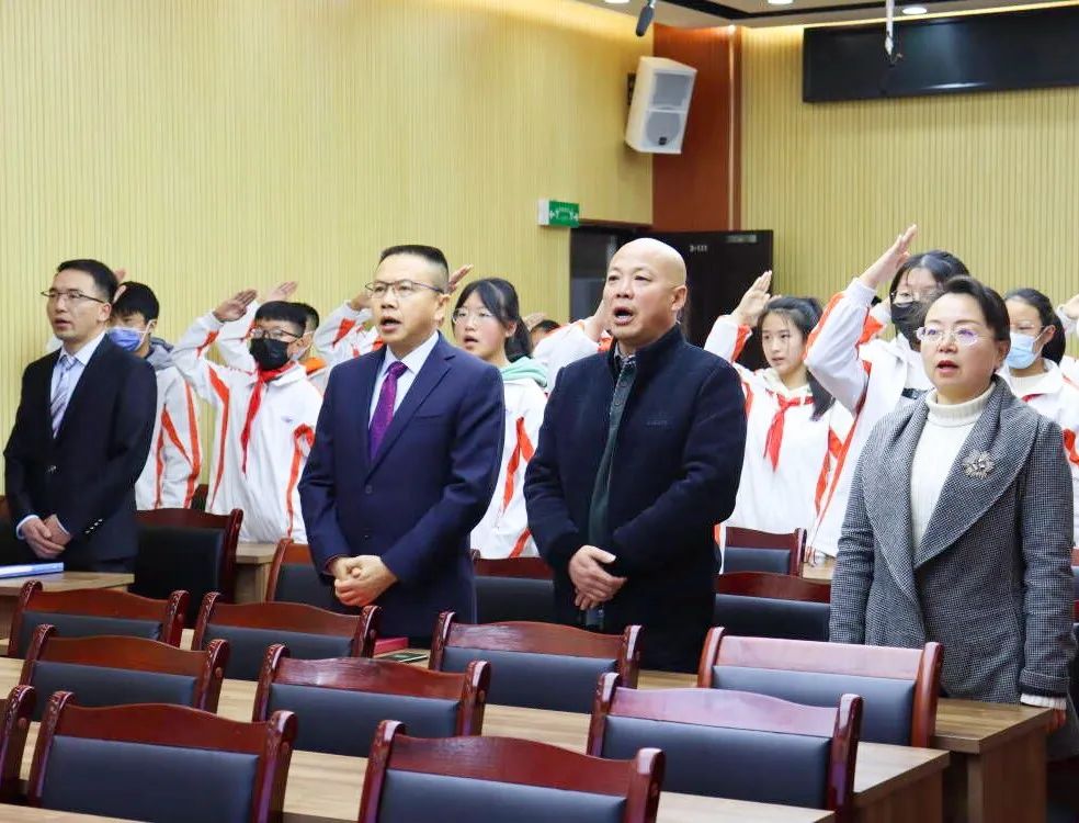 开学季校园展示打卡,开学啦冰墩墩小学生积极向上图片