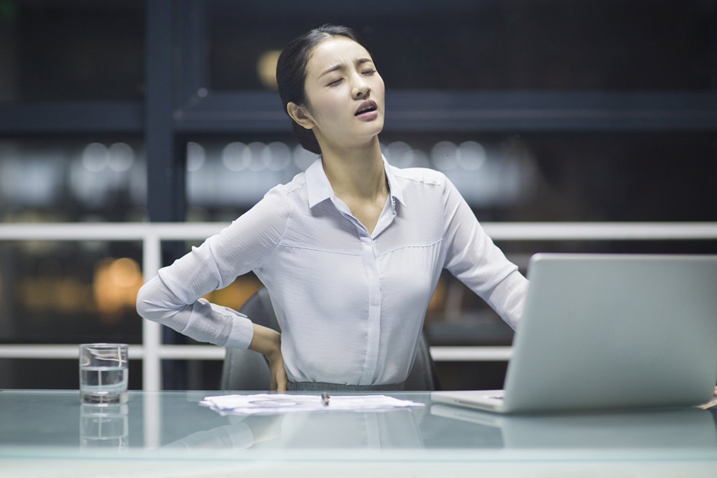 右肩胛骨痛了二个月了会是肺癌吗,肺癌微创手术五个多月了右肩疼