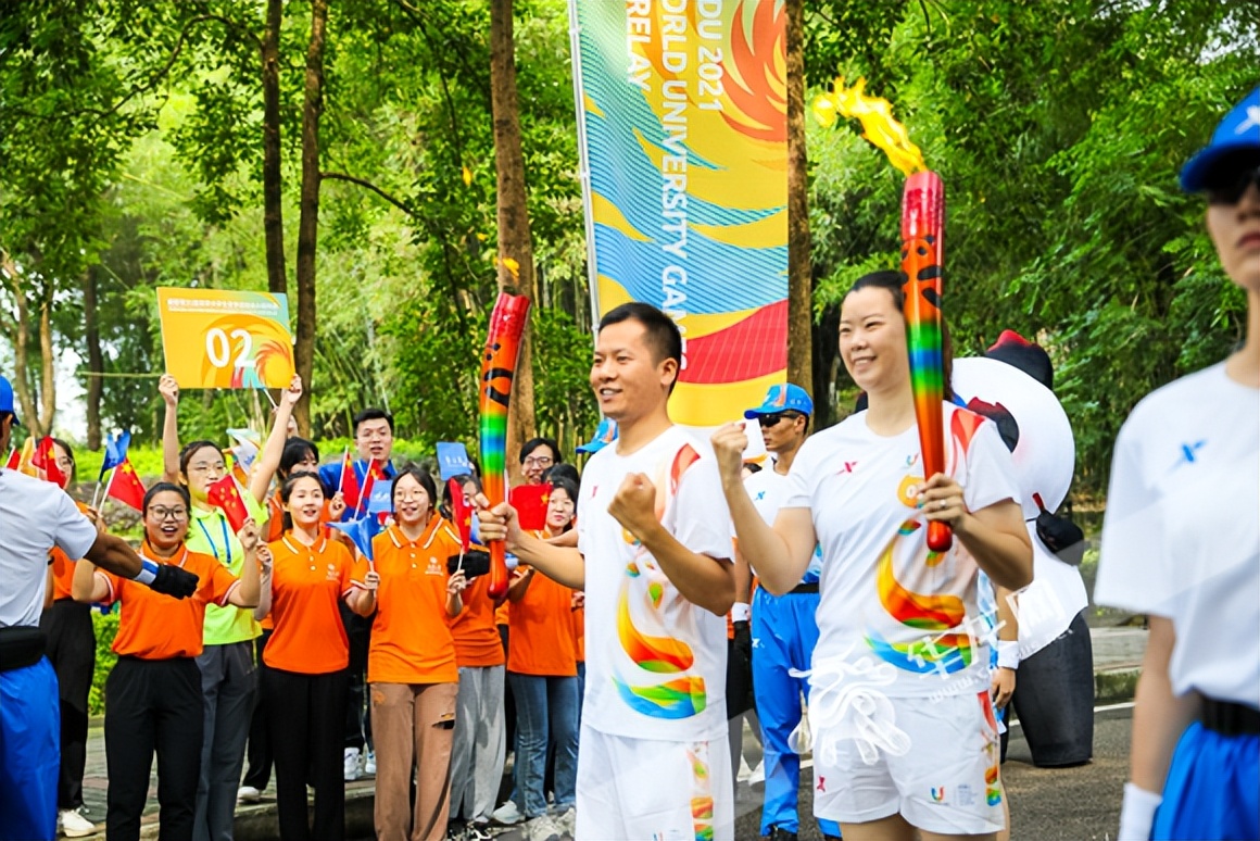 大运“蓉火”耀双城成都大运会重庆站火炬传递圆满成功