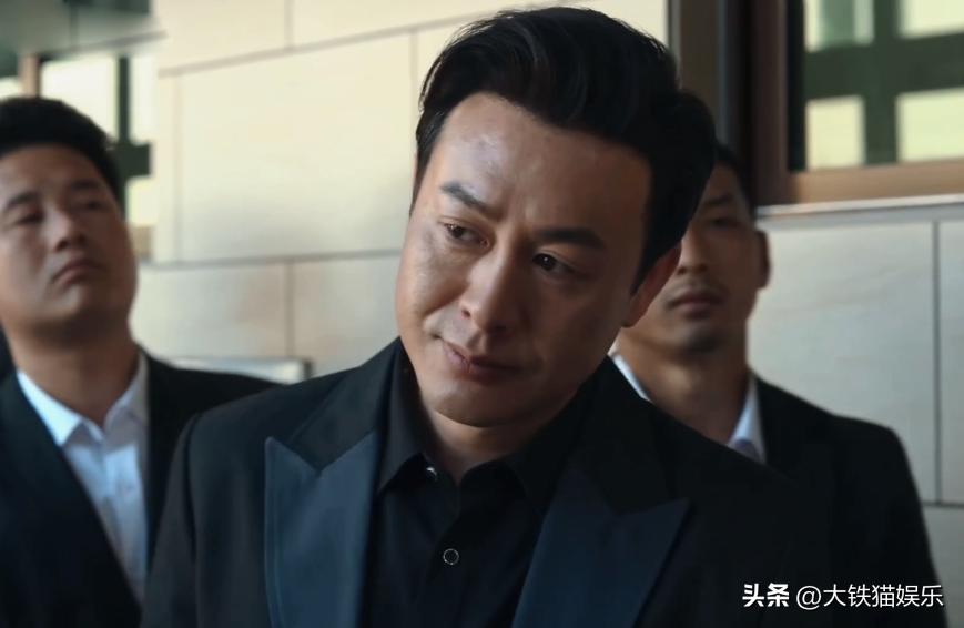 穿“黑衬衫”好看的男明星，只服这7位，个个长身玉立，贵气逼人