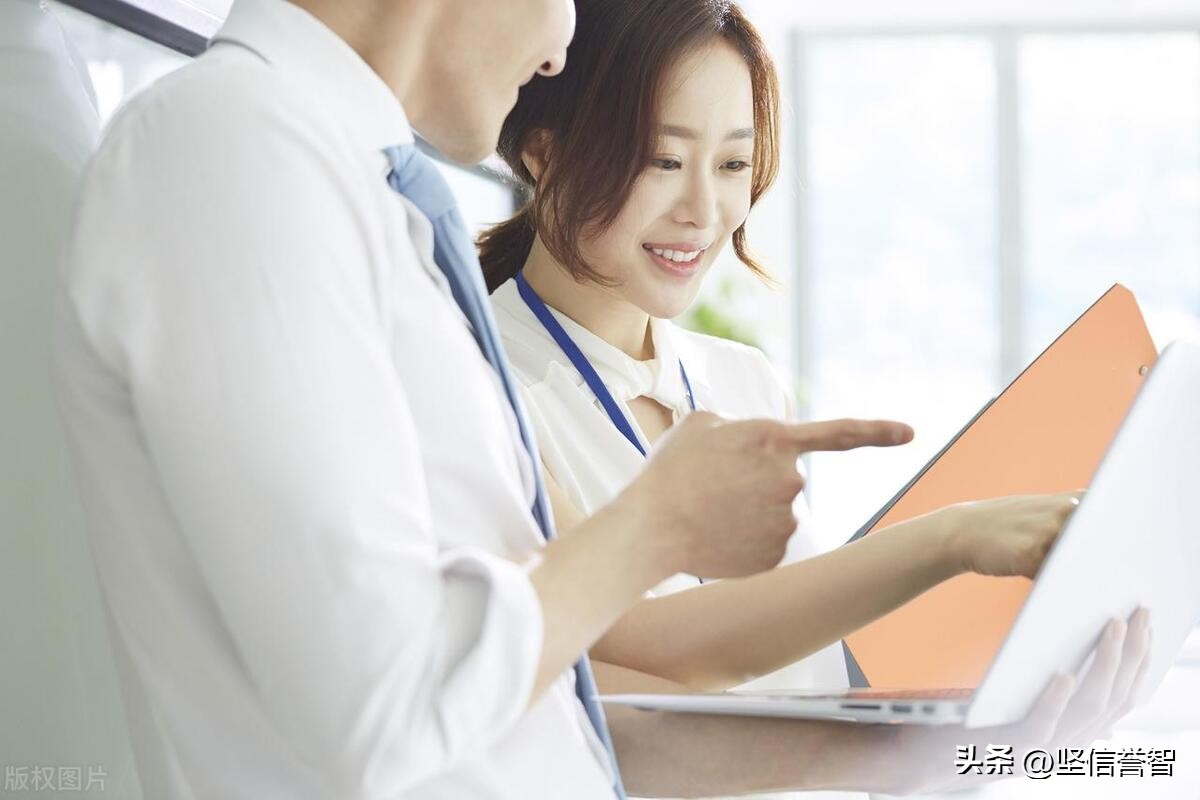 男人做什么动作对女人好,男人对女人经常做的三个动作