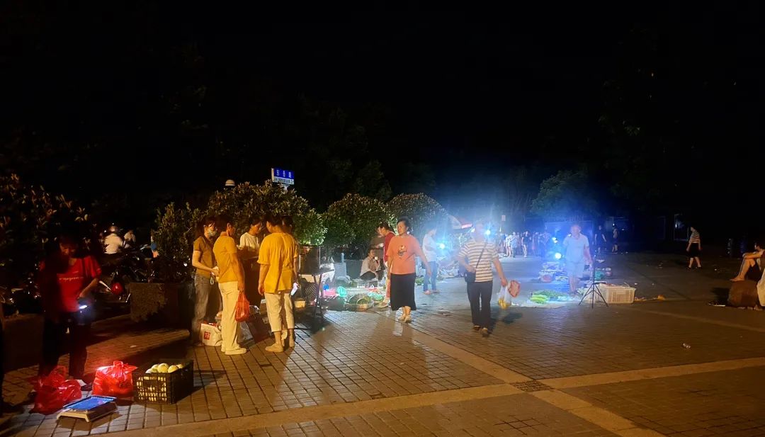 全球学子嘉游赣|华灯初上夜未央，去逛逛这几个夜市，感受烟火夜上饶！