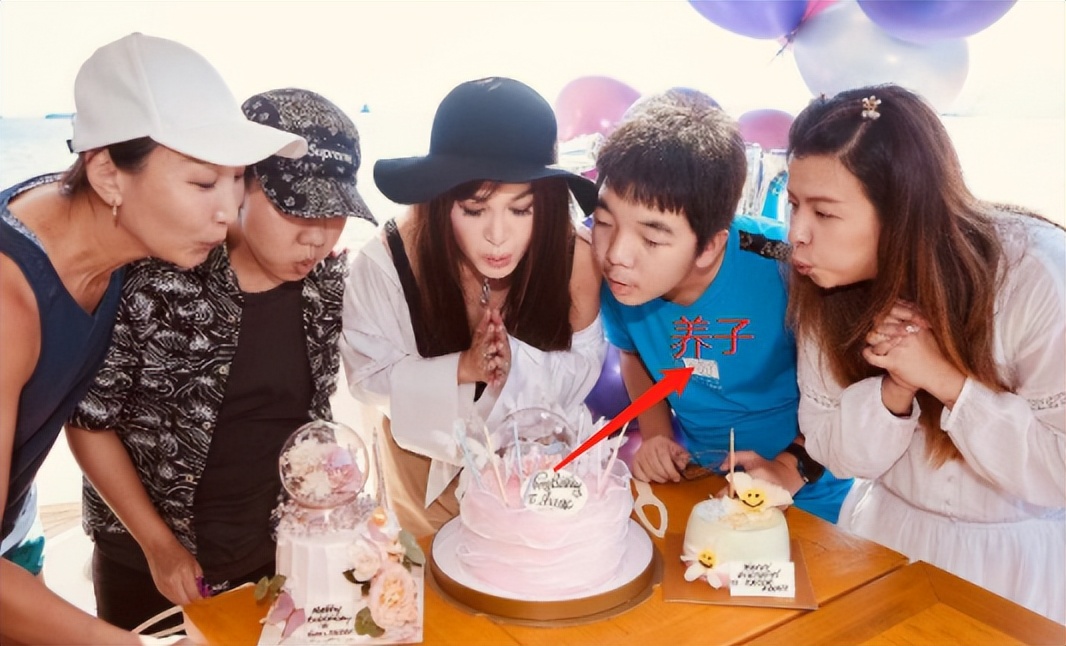 52岁温碧霞晒照展冻龄美貌,55岁温碧霞晒照与家人