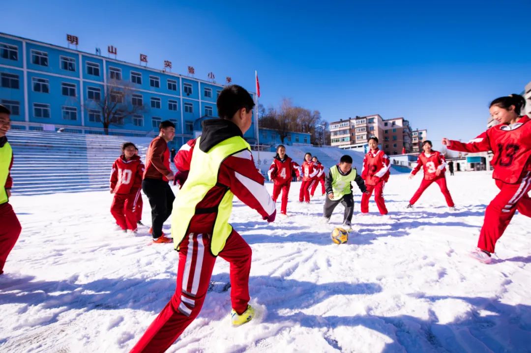 赓续足球文化献礼*党**二十大——明山区实验小学新学期主题升旗仪式