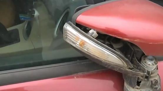 女子占道停车10多天车被铲车铲走,女子占小吃摊位停车20天