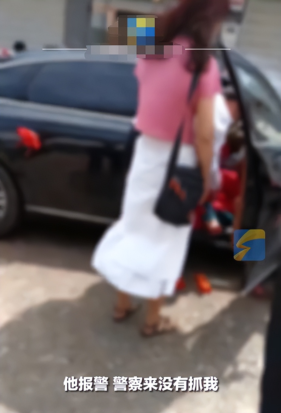 女子带七岁女儿到前夫婚礼，索要拖欠万元抚养费，微信电话被拉黑