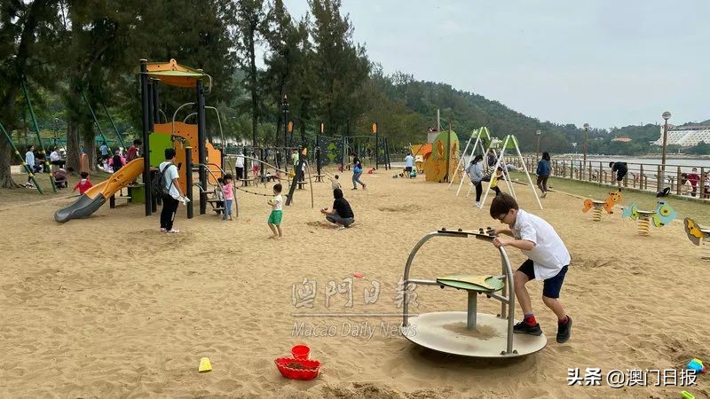 黑沙滩假期人气盛