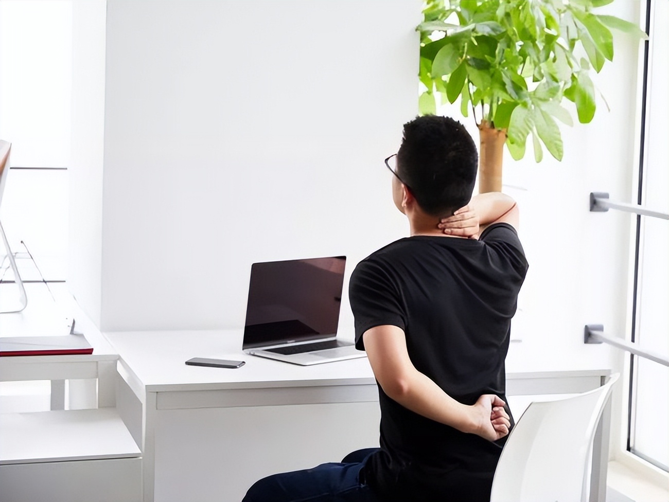 肩颈僵硬、腰背疼痛、肌腱炎、鼠标手怎么办？办公室5种健身方式