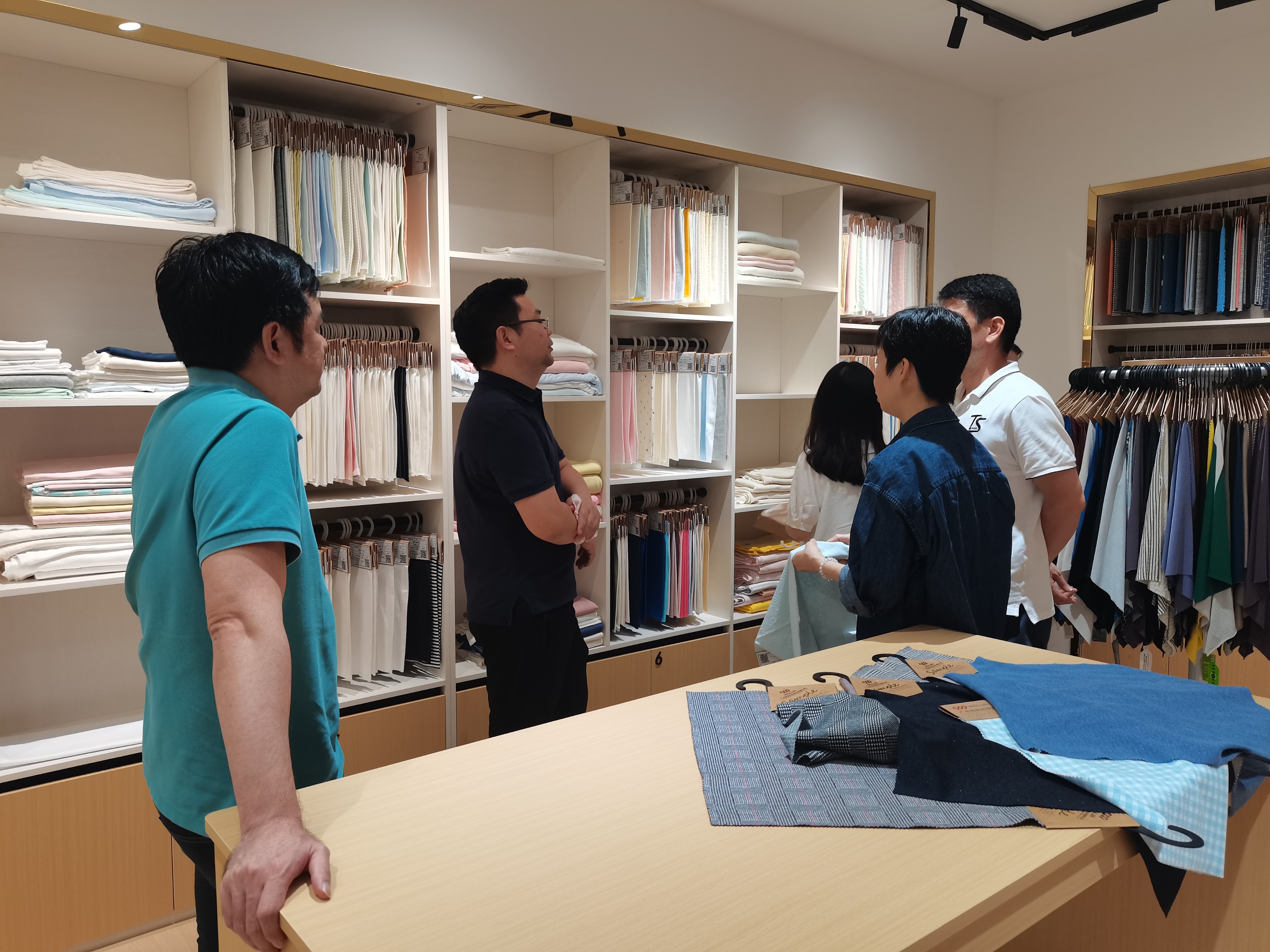 英氏组团到访参观伟纶科技有限公司