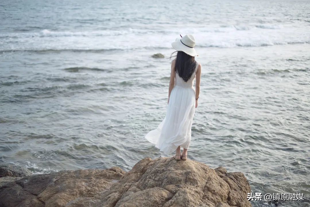 把鞋里的沙倒掉,把鞋里的石子倒出来