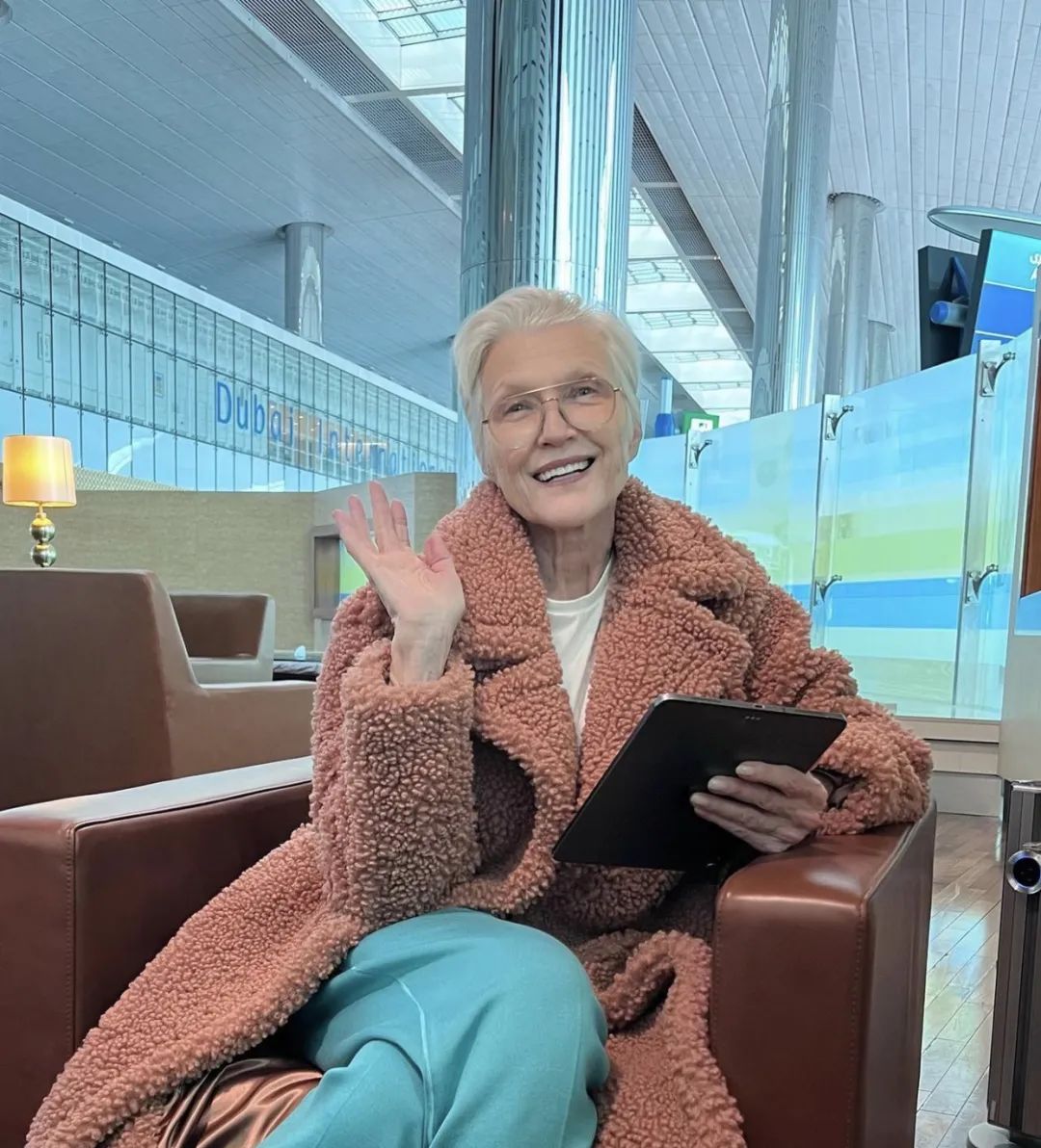 74岁马斯克妈妈来中国,穿国货超惊艳!为什么她越老越飒?