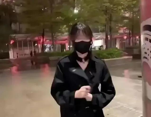 长沙女子坦诚相见街上行走，只因：男友买的不穿！更多毁三观爆料