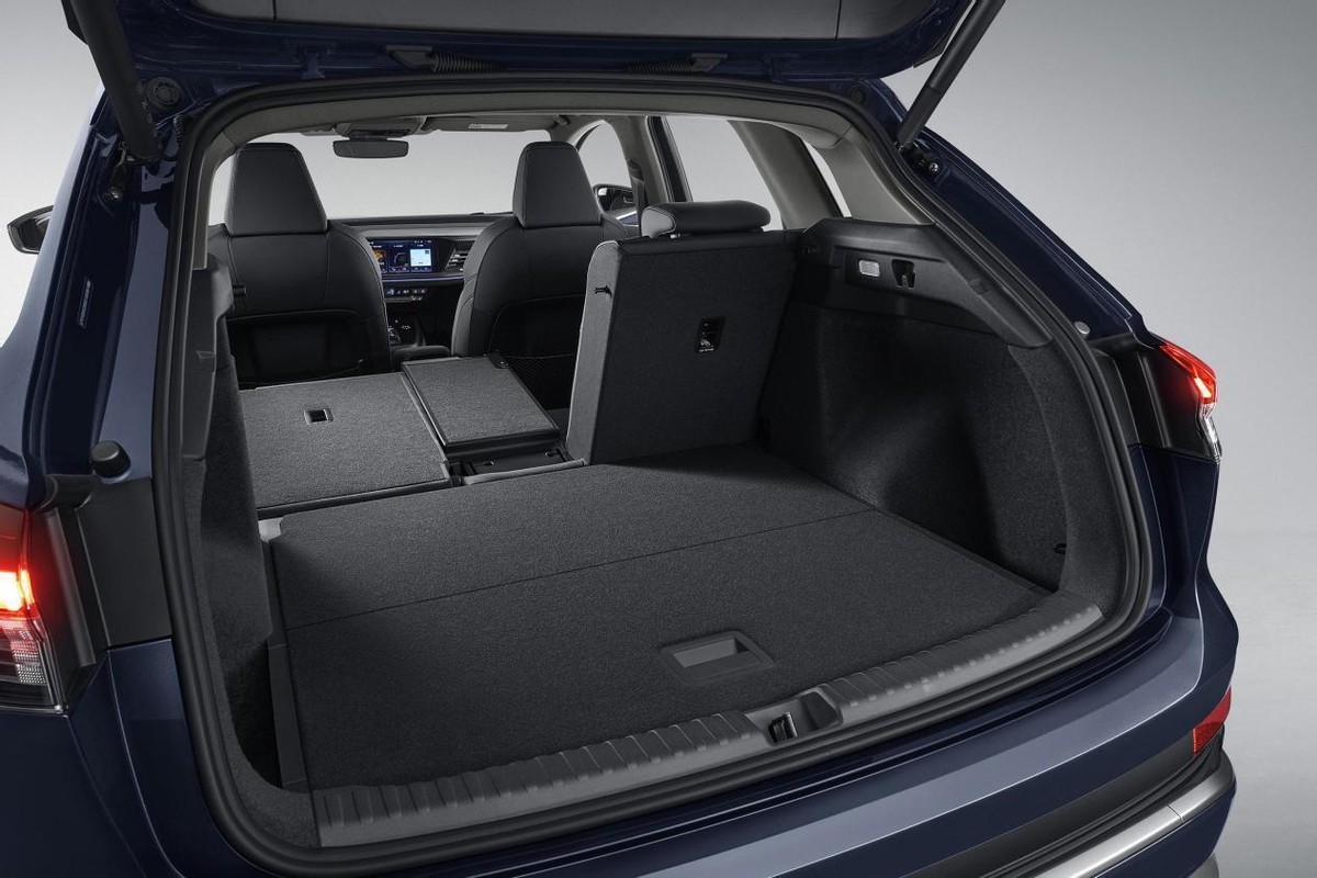 全新奥迪q4e-tron开起来怎么样,量产版奥迪q4e-tron谍照首次亮相