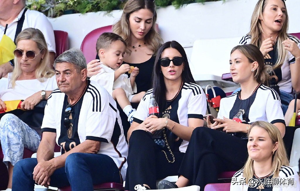 韩国女记者世界杯遭球迷搂肩,世界杯漂亮韩国女球迷