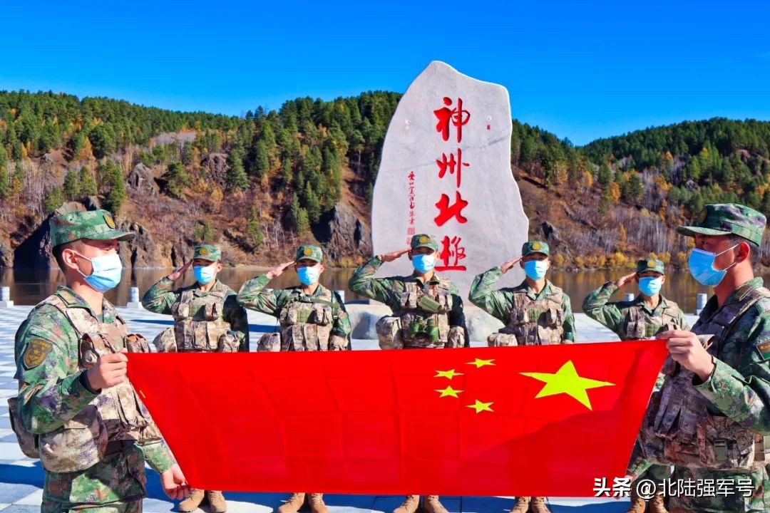 敬礼鲜艳的五星红旗,鲜艳五星红旗下敬礼视频