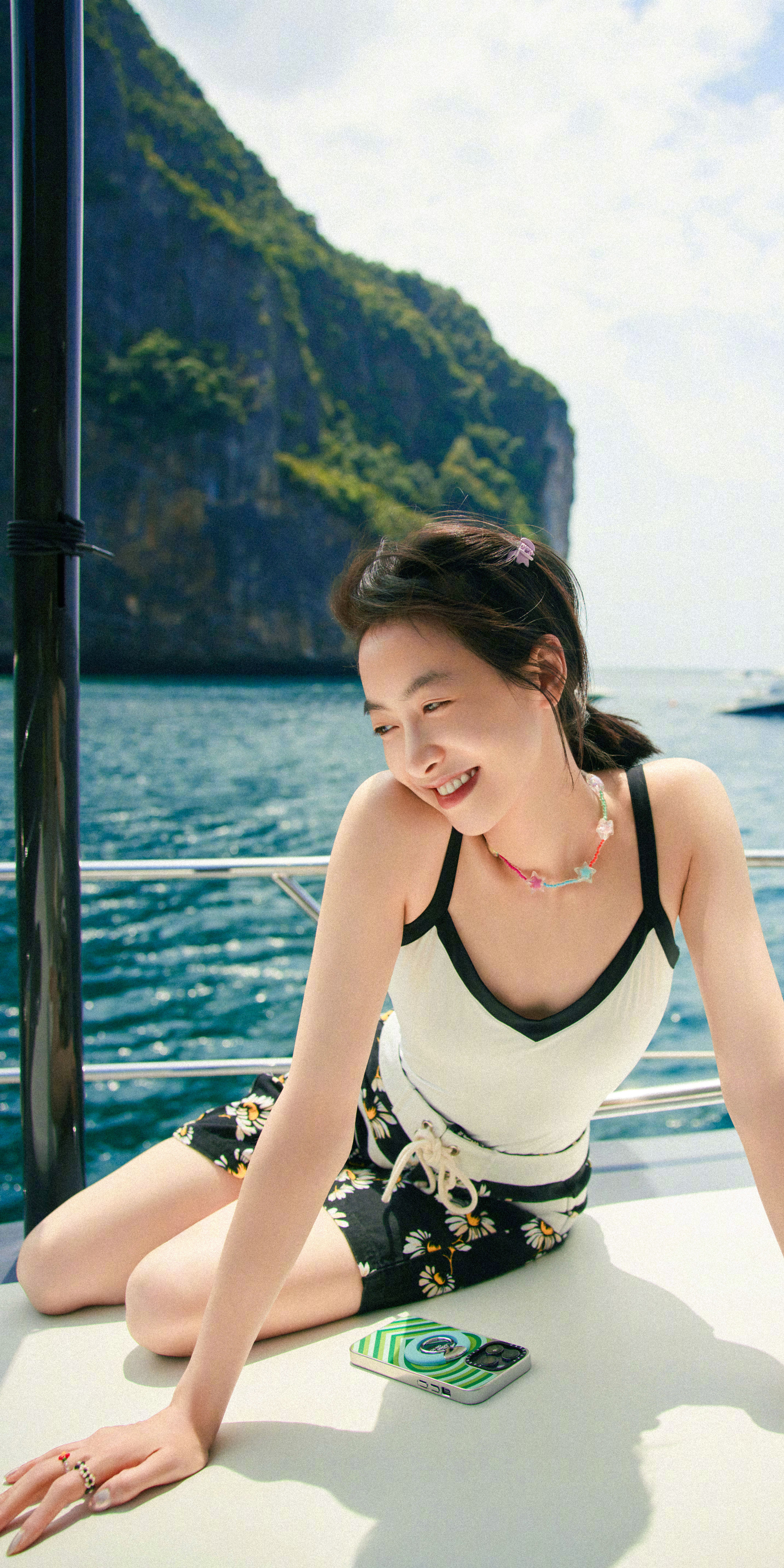 宋茜泰国假期写真壁纸，海风阳光泳衣配裤衩，短发浪漫纯欲风满满