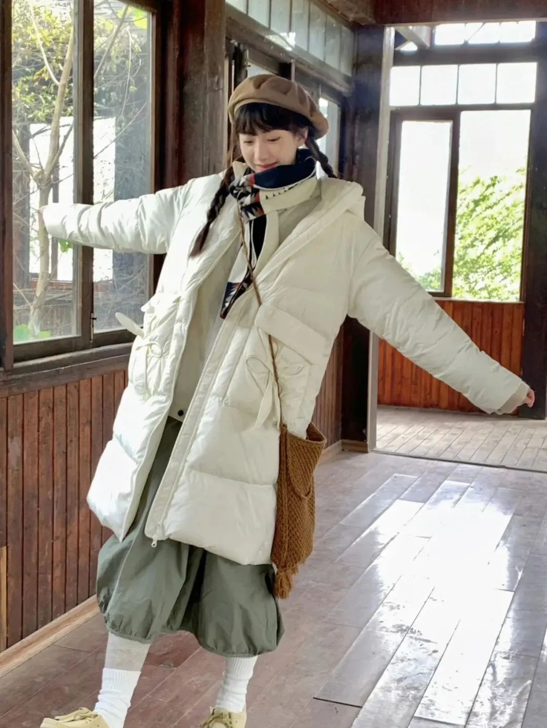 羽绒服卫衣裙搭配,今年流行穿搭羽绒服加什么靴子