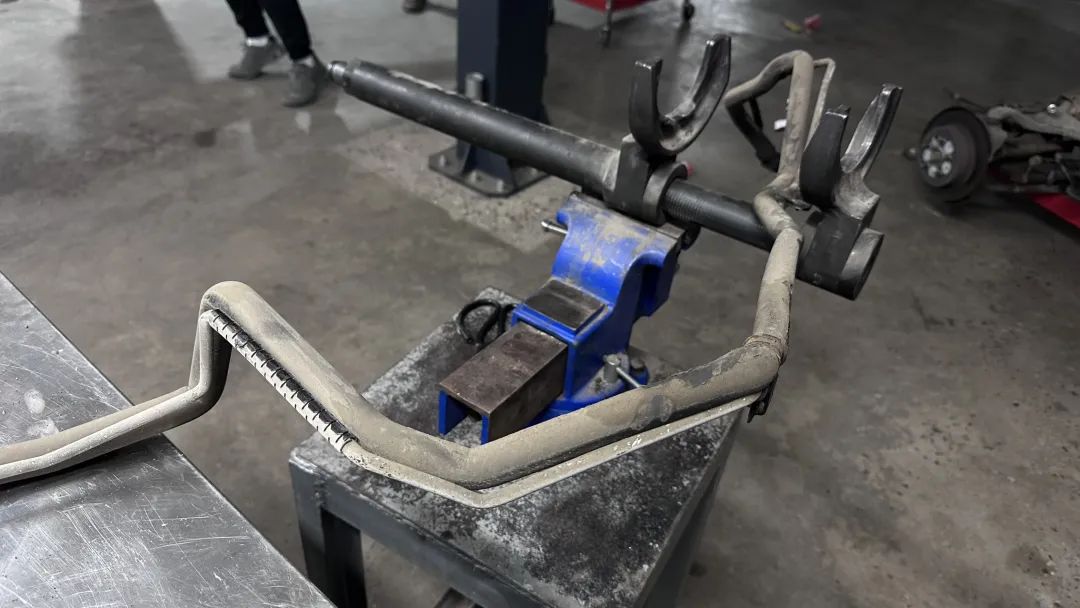 大哥12万买2005年售价100万的凌志LS430，含泪又花10万翻新才能开