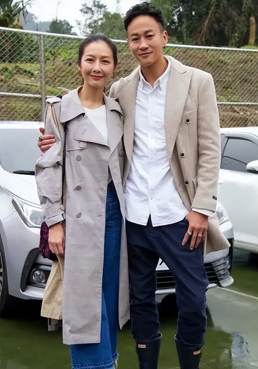 何润东与老婆现身机场,何润东安以轩红衣