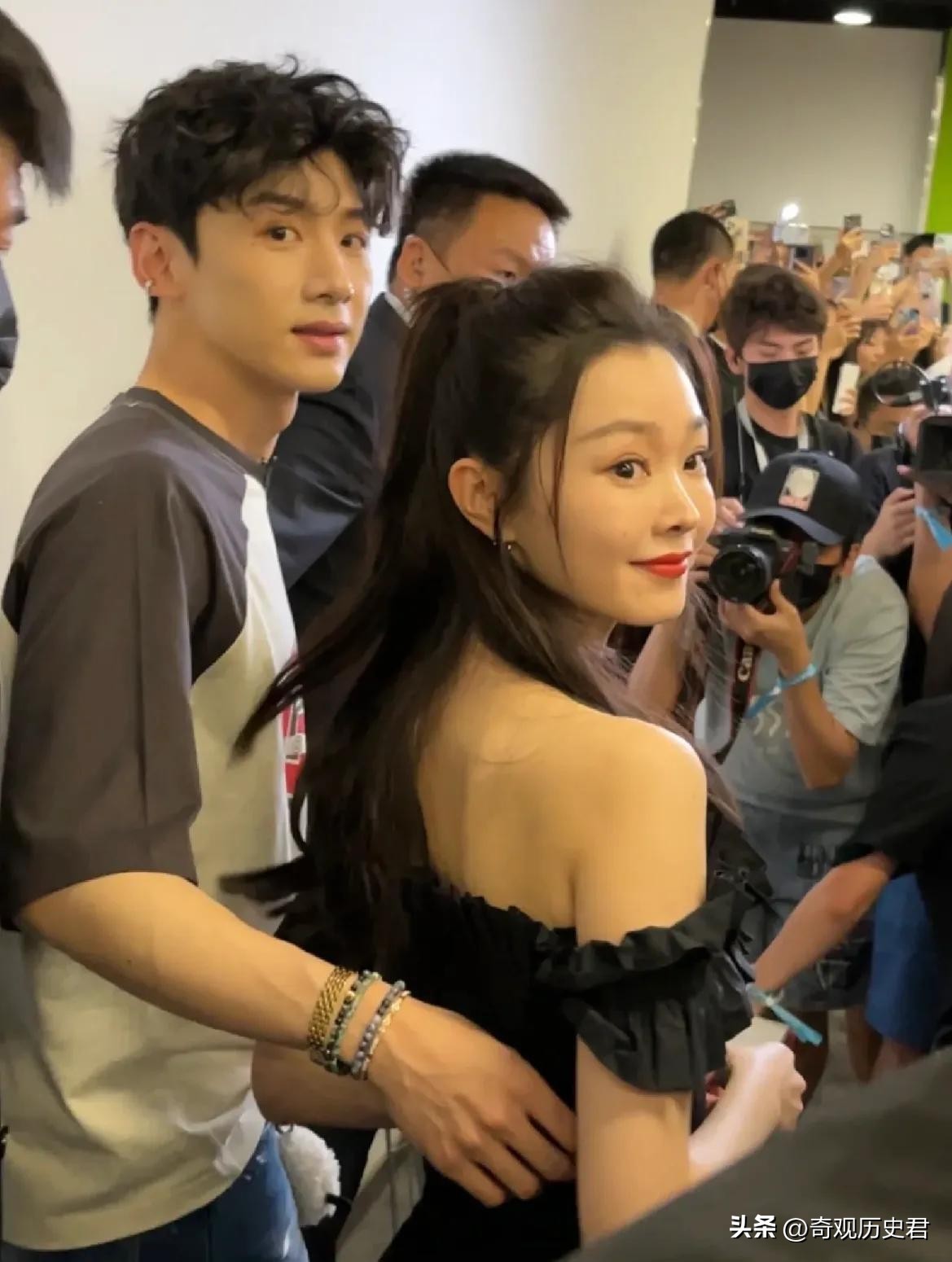 白敬亭宋轶扫楼拍照换玩偶,白敬亭穿外套抱宋轶