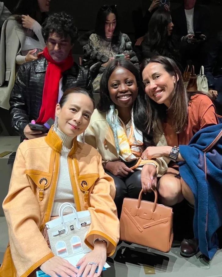 56岁泰国名媛：爱马仕随心背，带队打世界杯，还是泰王白月光？