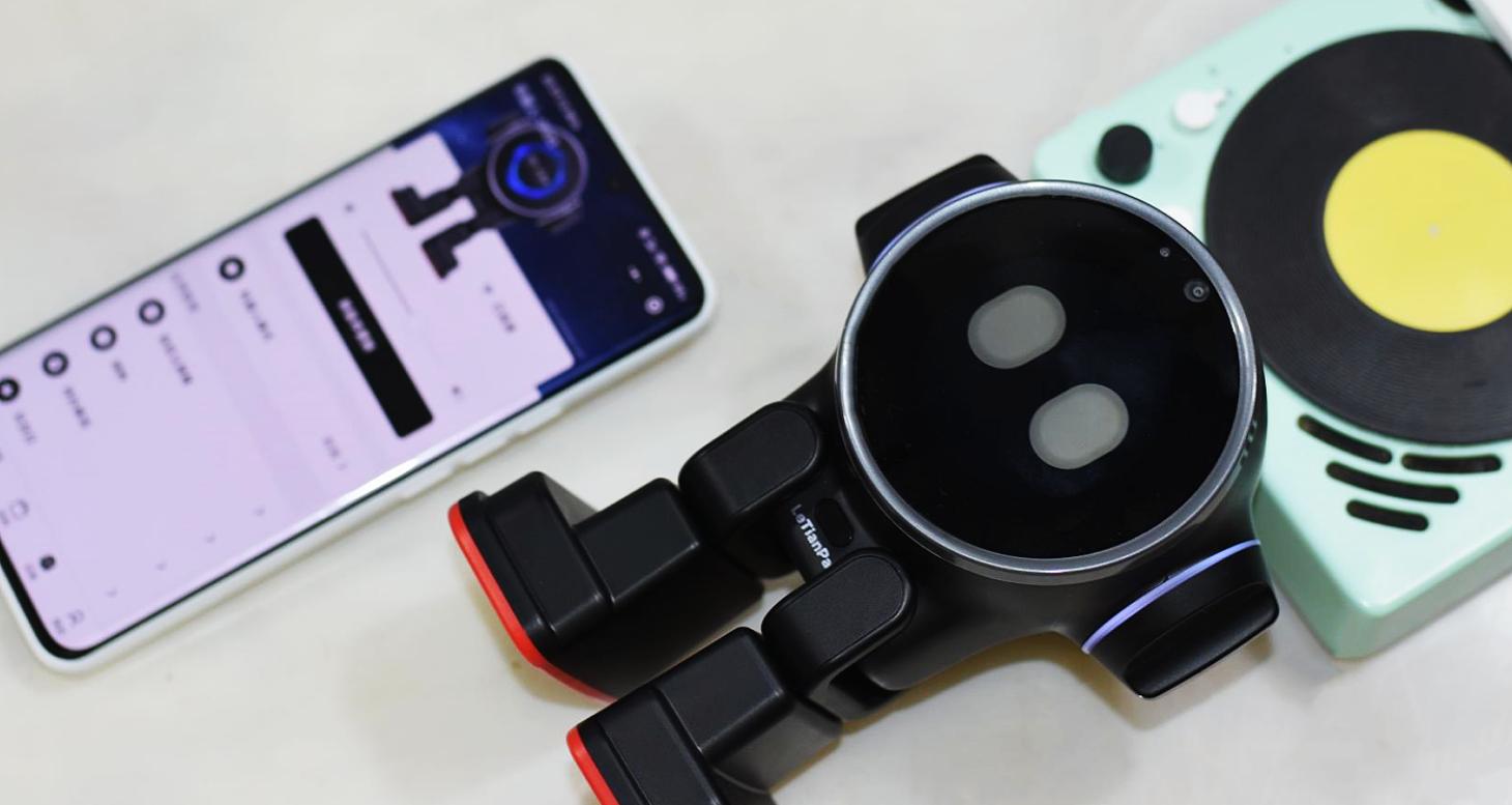 桌面人形机器人,乐天派和emo桌面机器人