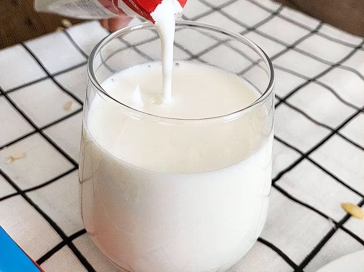 中老年喝什么牛奶最好补钙,老年人补钙别光吃钙片这三样东西