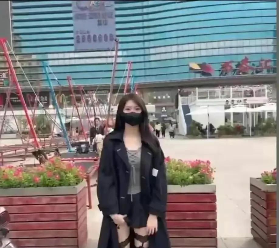 近日，女子在公共场所录制了一段猥亵视频，吸引了众多路人观看！