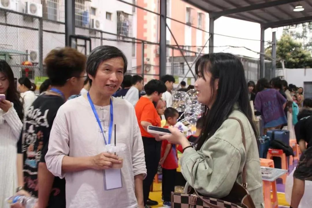 好吃又好玩！大学生和村民一起“摆摊”，现场太热闹......