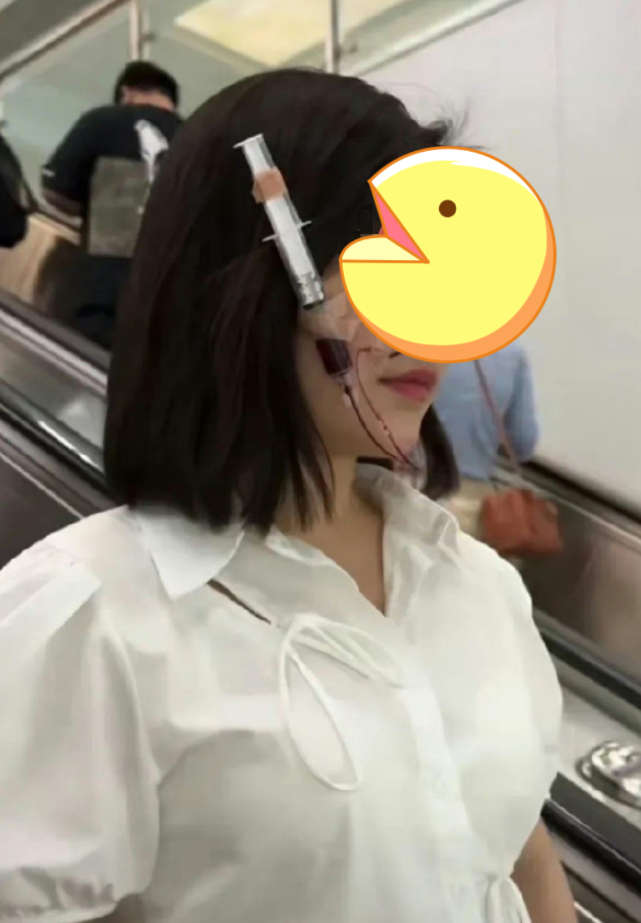 女子过安检被拦下身藏十余刀,女子过海关双腿绑满“少女针”