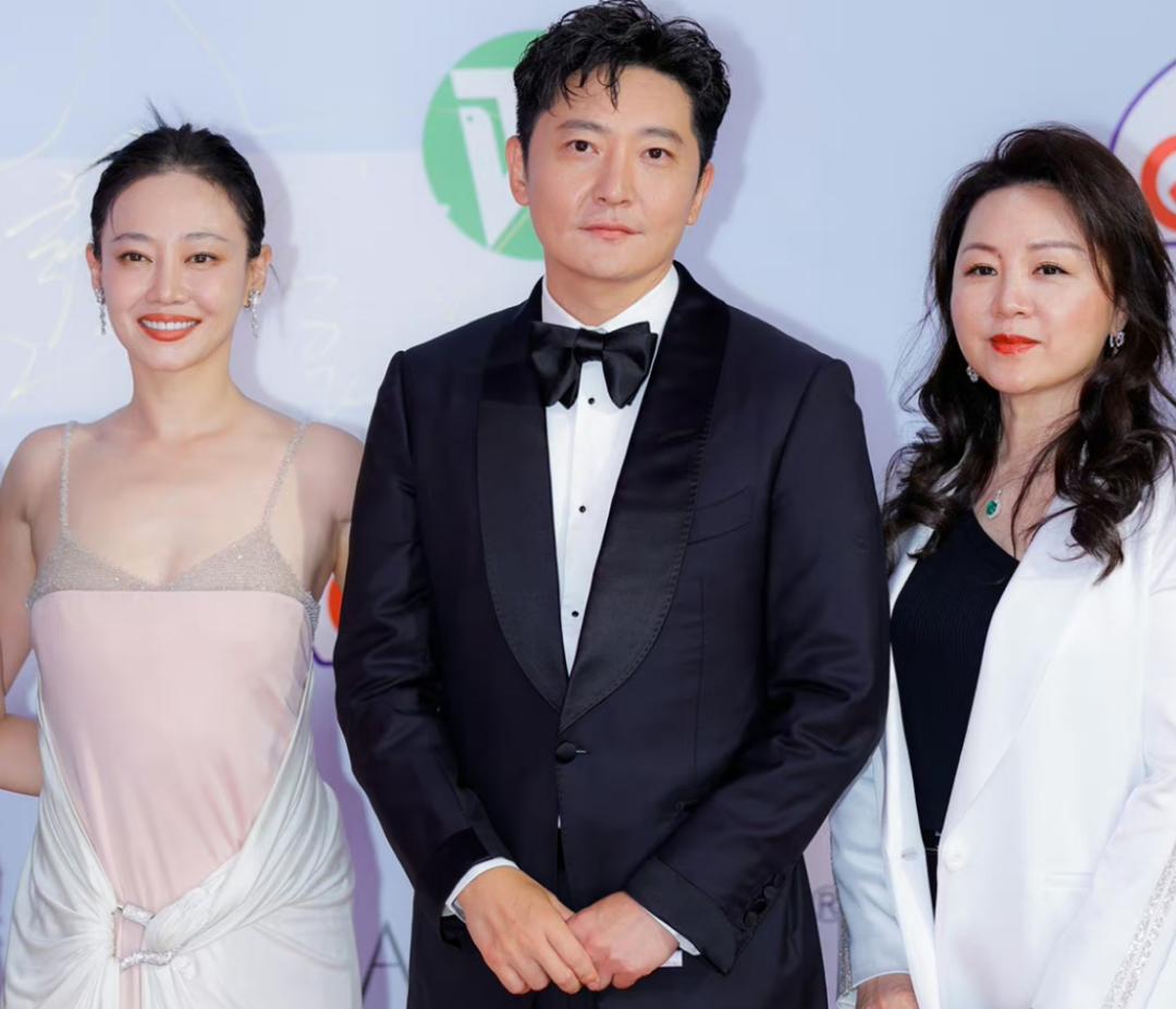 赵丽颖白玉兰奖黑色礼服照片,赵丽颖白玉兰奖造型图片