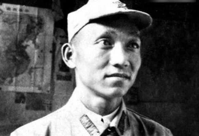 他两次担任毛主席秘书,建国后遇刺身亡,儿子是中将,妻子是少将