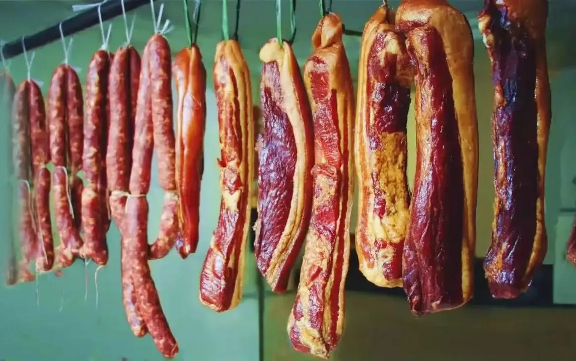 臭猪肉不会滋生细菌么？烟熏几十年还能吃，割掉霉层后直接食用