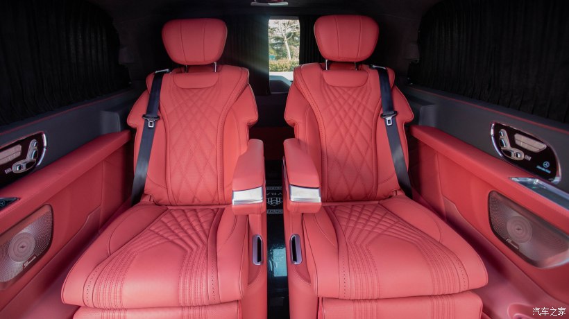 银色奔驰威霆改迈巴赫双拼色,威霆国六内饰改成迈巴赫款式