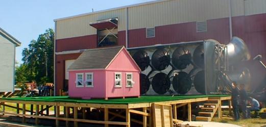 据说台风的时候，要把家里的窗户都打开，这样可以减小风的阻力