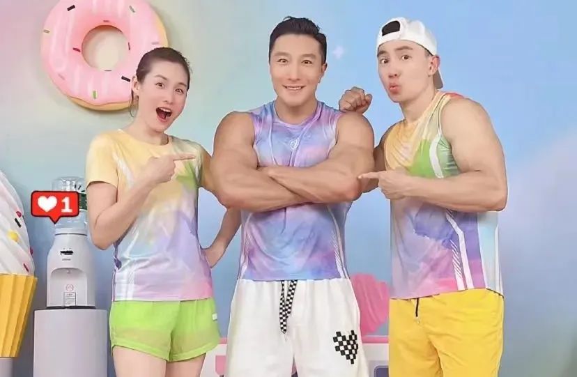 李宁“逐梦行”主题机场大秀展示秋冬新品​/Gap将裁减约500个职位