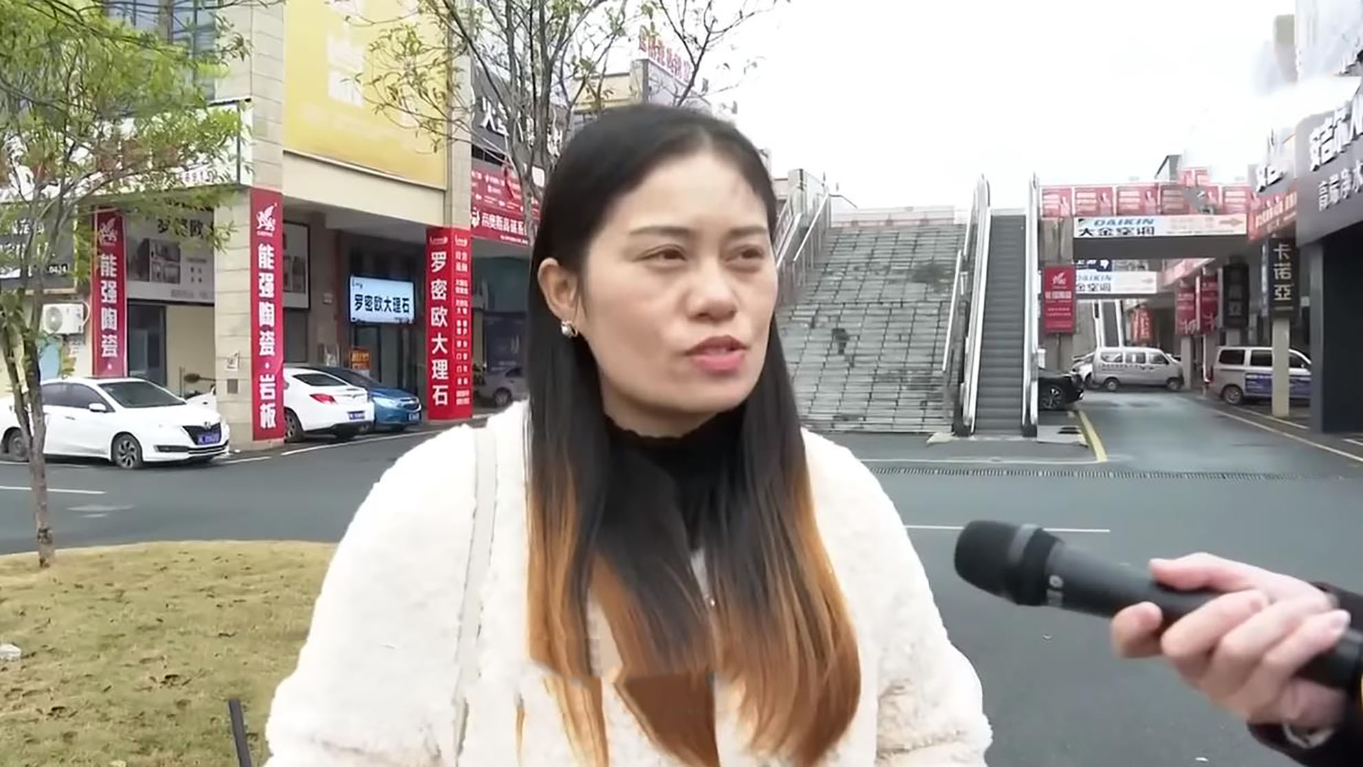 丈夫投资失败妻子摆摊还债,丈夫向妻子娘家借钱创业