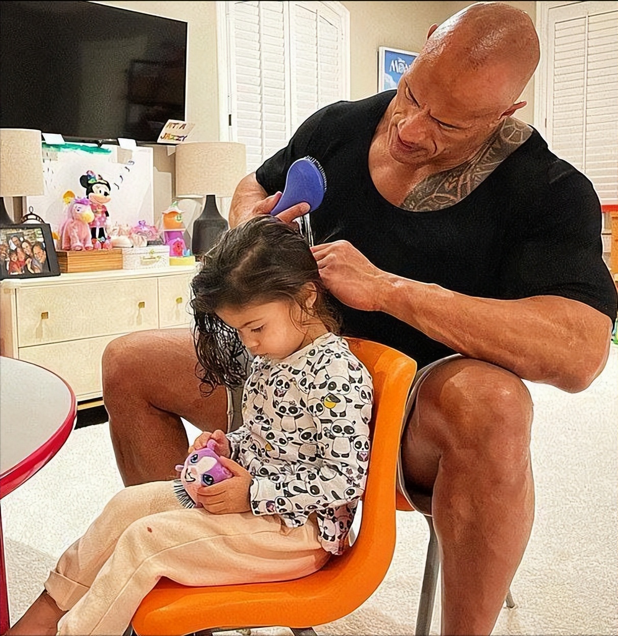 巨石强森吊打肌肉小鲜肉,巨石强森肌肉男图片