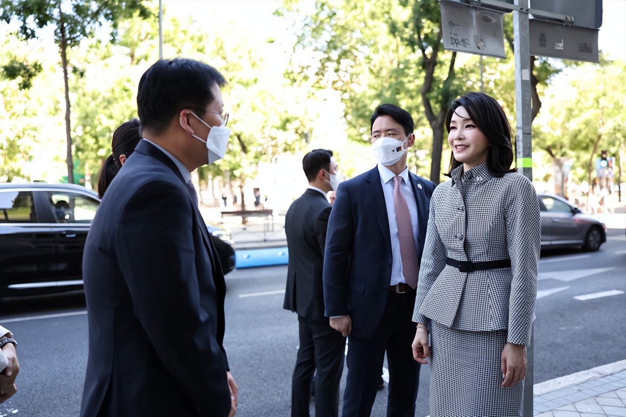 新一任韩国总统夫人,韩国现任总统夫人出访照片