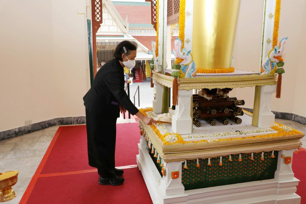 泰国国王皇后下跪,泰国王后跪在国王面前