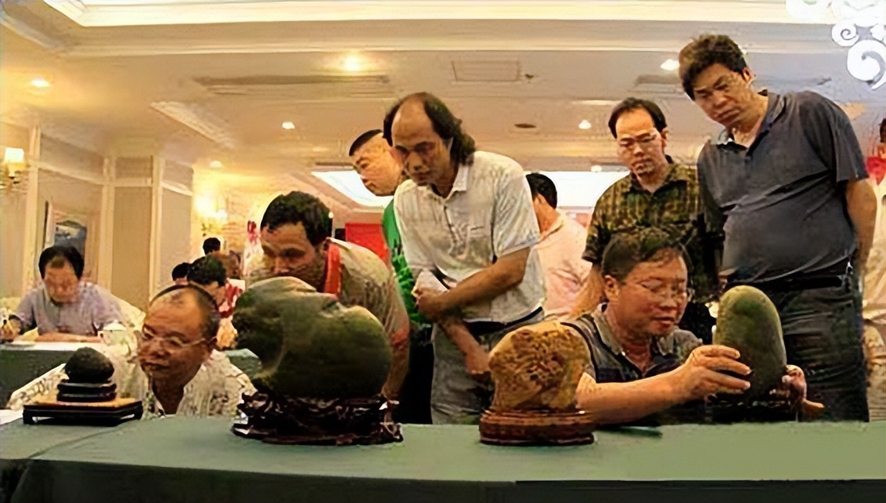 熊猫奇石价值上亿,青岛男子捡到熊猫奇石