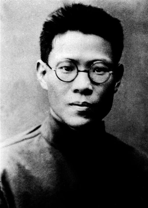 1955年十大元帅授衔，蒋介石指着陈毅对宋美龄说：这个人太厉害了