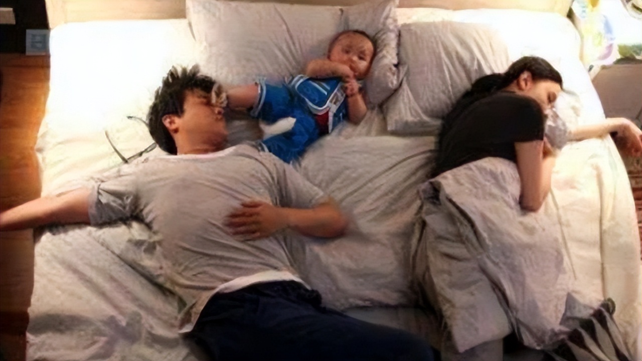 孩子睡觉满床滚怎么回事,孩子睡觉满床滚怎么解决