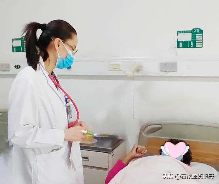 特色中医显疗效患者感恩送锦旗,中医妙手除顽疾锦旗满载医患情