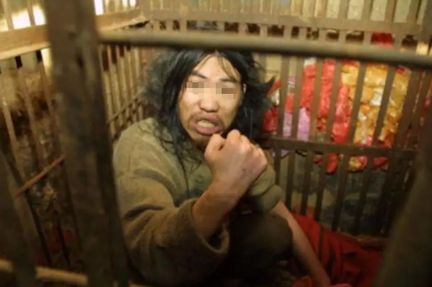 儿子癫痫烧坏脑子,河南母亲关铁笼喂养,不敢开门,46年后解脱了