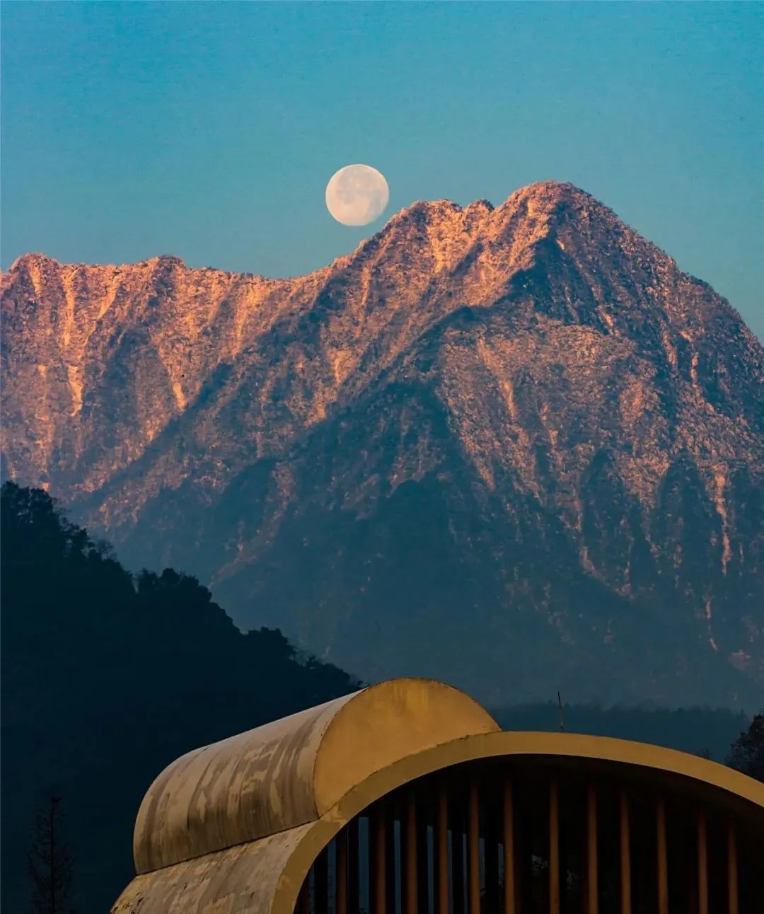 晴空雪山,雨过天晴的都江堰又见雪山